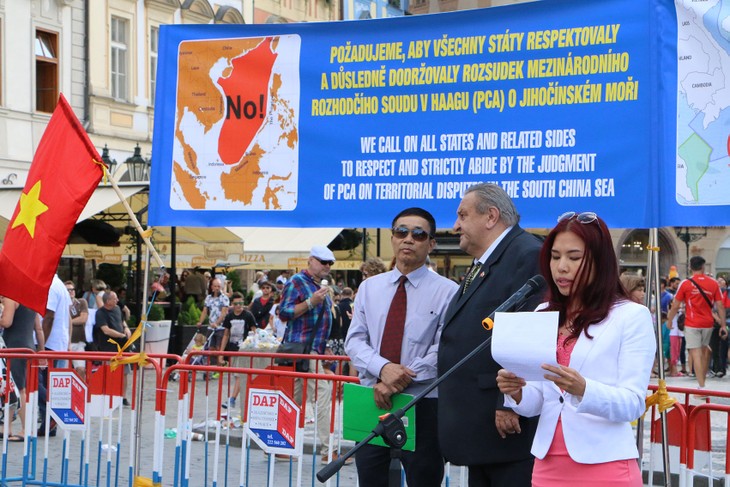 В Чехии прошел митинг в знак поддержки решения PCA относительно Восточного моря - ảnh 1